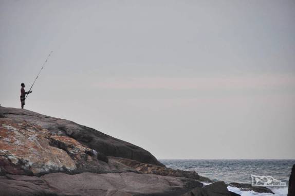 Pesca solitária na Praia da Luz, em Imbituba, litoral sul de Santa Catarina
